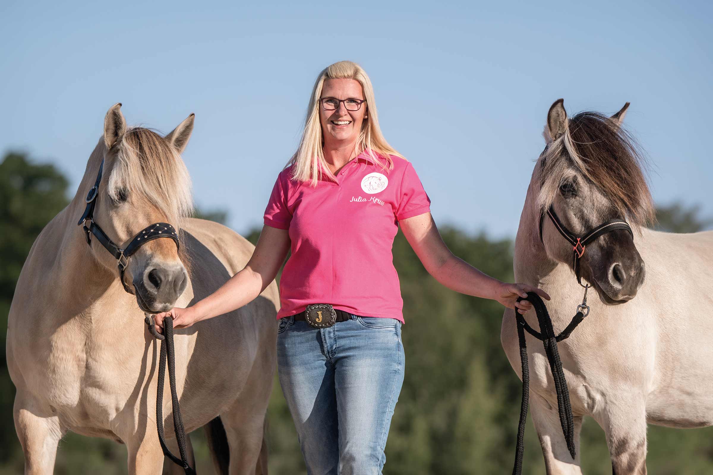 Julia und zwei Pferde - Julia Kruse, Pferdephysiotherapie